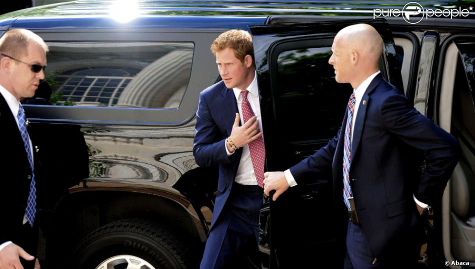 Le prince Harry arrive au Capitole, à Washington, le 9 mai 2013, accueilli par le sénateur républicain John McCain.