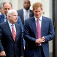Le prince Harry arrive au Capitole, à Washington, le 9 mai 2013, accueilli par le sénateur républicain John McCain.