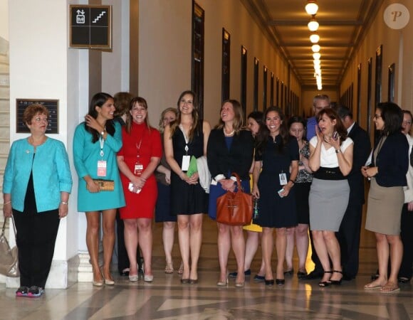 La gent féminine était en émoi... Le prince Harry a découvert avec le sénateur John McCain l'exposition HALO sur les mines anti-personnel au Capitole, à Washington, le 9 mai 2013.