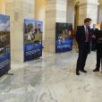 Le prince Harry a découvert avec le sénateur John McCain l'exposition HALO sur les mines anti-personnel au Capitole, à Washington, le 9 mai 2013.