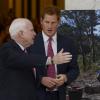 Le prince Harry a découvert avec le sénateur John McCain l'exposition HALO sur les mines anti-personnel au Capitole, à Washington, le 9 mai 2013.