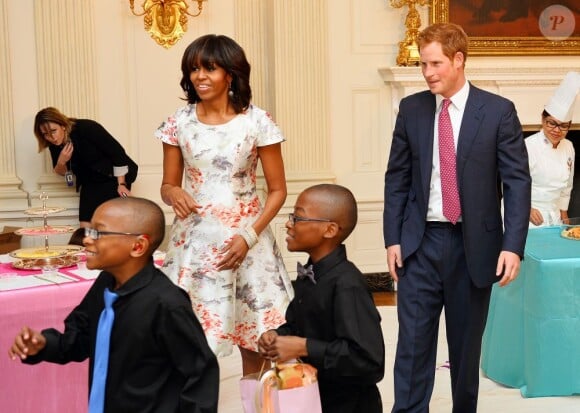 Le prince Harry a rendu une visite surprise à Michelle Obama et ses convives pour le thé à la Maison Blanche, le 9 mai 2013, au premier jour de sa visite officielle d'une semaine aux Etats-Unis.