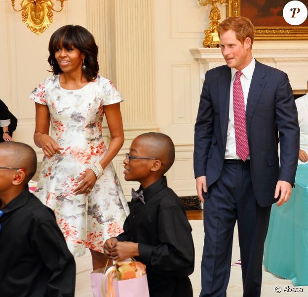 Le prince Harry a rendu une visite surprise à Michelle Obama et ses convives pour le thé à la Maison Blanche, le 9 mai 2013, au premier jour de sa visite officielle d'une semaine aux Etats-Unis.