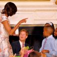  ''Baby-sitting gratuit !'', a plaisanté la first lady. Le prince Harry a rendu une visite surprise à Michelle Obama et ses convives pour le thé à la Maison Blanche, le 9 mai 2013, au premier jour de sa visite officielle d'une semaine aux Etats-Unis. 