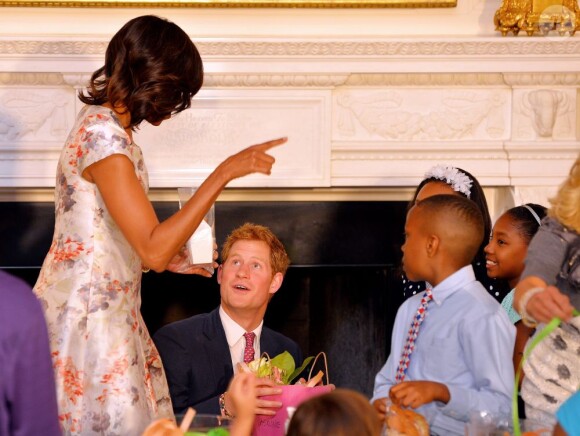 ''Baby-sitting gratuit !'', a plaisanté la first lady. Le prince Harry a rendu une visite surprise à Michelle Obama et ses convives pour le thé à la Maison Blanche, le 9 mai 2013, au premier jour de sa visite officielle d'une semaine aux Etats-Unis.