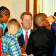  Harry avec des enfants de militaires, en plein atelier Fête des mères. Le prince Harry a rendu une visite surprise à Michelle Obama et ses convives pour le thé à la Maison Blanche, le 9 mai 2013, au premier jour de sa visite officielle d'une semaine aux Etats-Unis. 