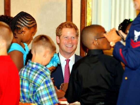 Harry avec des enfants de militaires, en plein atelier Fête des mères. Le prince Harry a rendu une visite surprise à Michelle Obama et ses convives pour le thé à la Maison Blanche, le 9 mai 2013, au premier jour de sa visite officielle d'une semaine aux Etats-Unis.