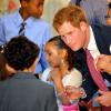 Harry avec des enfants de militaires, en plein atelier Fête des mères. Le prince Harry a rendu une visite surprise à Michelle Obama et ses convives pour le thé à la Maison Blanche, le 9 mai 2013, au premier jour de sa visite officielle d'une semaine aux Etats-Unis.