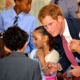  Harry avec des enfants de militaires, en plein atelier Fête des mères. Le prince Harry a rendu une visite surprise à Michelle Obama et ses convives pour le thé à la Maison Blanche, le 9 mai 2013, au premier jour de sa visite officielle d'une semaine aux Etats-Unis. 