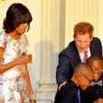  Le prince Harry a rendu une visite surprise à Michelle Obama et ses convives pour le thé à la Maison Blanche, le 9 mai 2013, au premier jour de sa visite officielle d'une semaine aux Etats-Unis. 