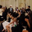 Karl Lagerfeld vient saluer le public, à l'issue du Défilé Croisiere Chanel au Loewen Cluster à Singapour, le 9 mai 2013.