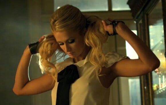 Paris Hilton, malhonnête et sexy dans le clip de Tapout, chanson du super groupe Rich Gang formé par Birdman, Lil Wayne, Nicki Minaj et Mack Maine.