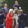 Felipe et Letizia d'Espagne, qui salue ici l'infante Pilar de Bourbon, présidaient le 10 mai 2013 à Madrid les cérémonies de la prestation du serment d'allégeance de la Garde royale.