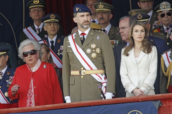 Felipe et Letizia d'Espagne, avec l'infante Pilar (en rouge), présidaient le 10 mai 2013 à Madrid les cérémonies de la prestation du serment d'allégeance de la Garde royale.