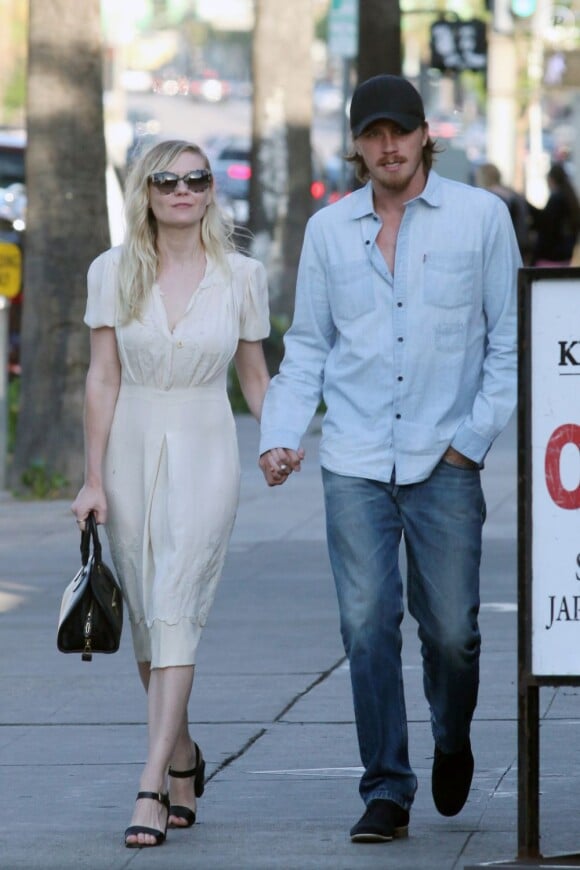 Kirsten Dunst et Garrett Hedlund en amoureux pour aller au restaurant à Los Angeles, le 10 mai 2013.