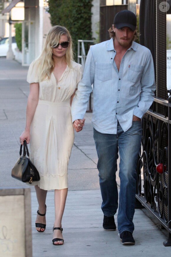 Kirsten Dunst et Garrett Hedlund vont dîner à Los Angeles, le 10 mai 2013.