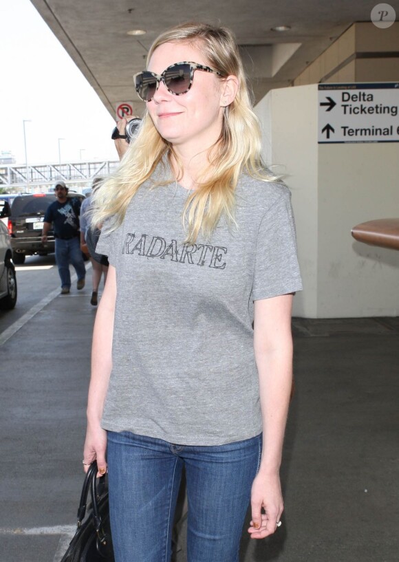 Kirsten Dunst arrive à Los Angeles le 10 Mai 2013.
