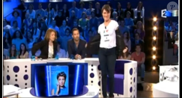 Alessandra Sublet arbore un t-shirt "I love Natacha et Aymeric" sur le plateau de l'émission On n'est pas couché, samedi 11 mai 2013 sur France 2