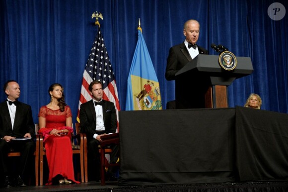 Madeleine de Suède et Chris O'Neill écoutent Joe Biden au pupitre lors du dîner de gala pour le 375e anniversaire de la fondation de la Nouvelle-Suède à Wilmington le 11 mai 2013.