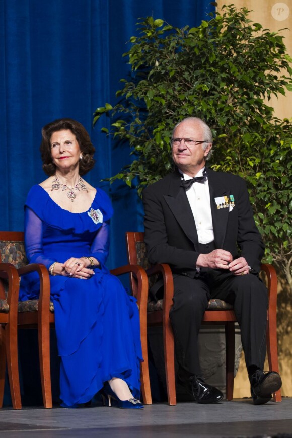 Le Roi Carl Gustav et la Reine Silvia pendant le discours donné par Joe Biden au dîner de gala pour le 375e anniversaire de la fondation de la Nouvelle-Suède à Wilmington le 11 mai 2013.