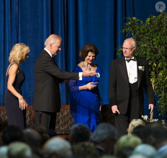 Joe Biden et sa femme accompagnent le Roi Carl Gustav de Suède et la Reine Silvia au dîner de gala pour le 375e anniversaire de la fondation de la Nouvelle-Suède à Wilmington le 11 mai 2013.