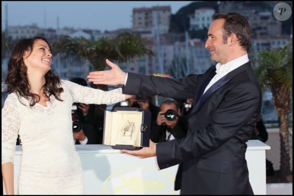 Jean Dujardin récompensé et Bérénice Bejo à photocall suivant la remise des prix au Festival de Cannes 2011.