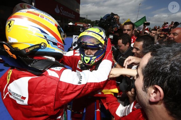 Fernando Alonso tombe dans les bras de son coéquipier Felipe Massa après sa victoire lors du Grand Prix d'Espagne sur la piste de Montmelo du côté de Barcelone le 12 mai 2013