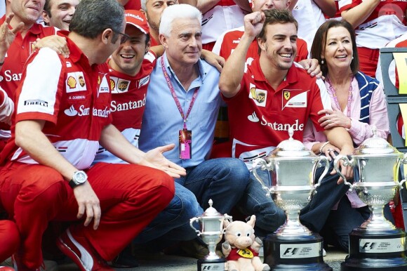 Fernando Alonso entouré de son père Jose Luis et de sa mère Ana Diaz et de toute l'équipe Ferrari après avoir remporté le Grand Prix d'Espagne sur la piste de Montmelo du côté de Barcelone le 12 mai 2013