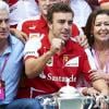 Fernando Alonso entouré de son père Jose Luis et de sa mère Ana Diaz après avoir remporté le Grand Prix d'Espagne sur la piste de Montmelo du côté de Barcelone le 12 mai 2013