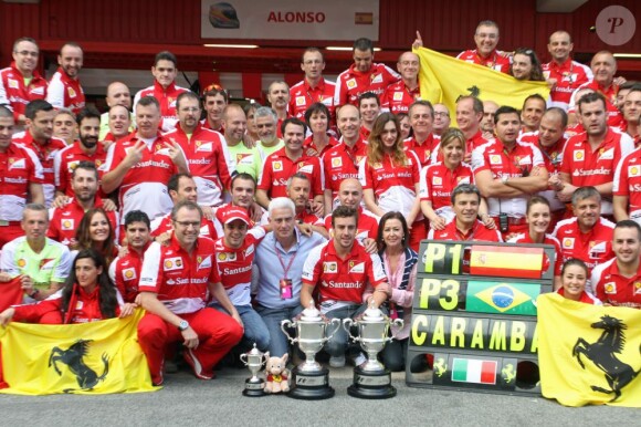 Fernando Alonso au milieu de l'équipe Ferrari, de son père José Luis et sa mère Ana Diaz lors du Grand Prix d'Espagne du côté de Barcelone le 12 mai 2013