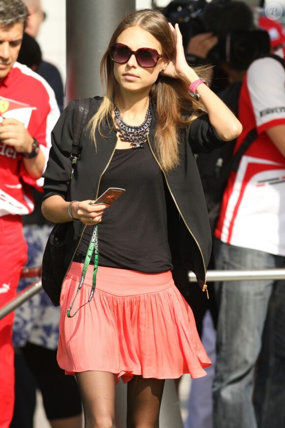 Dasha Kapustina dans les travées du paddock du Grand Prix de Formule 1 de Barcelone le 12 mai 2013 à Montmelo