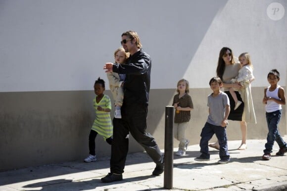 Brad Pitt et Angelina Jolie et leurs enfants Maddox, Pax, Zahara, Shiloh, Knox et Vivienne à la Nouvelle-Orléans en 2011.