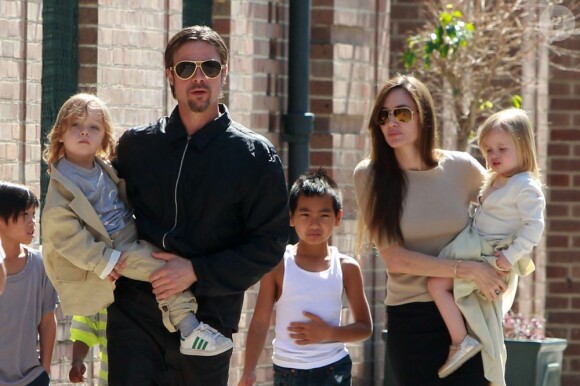 Brad Pitt, Angelina Jolie, et leurs enfants Maddox, Pax, Zahara, Shiloh, Knox et Vivienne le 20 mars 2011 à la Nouvelle-Orléans.
