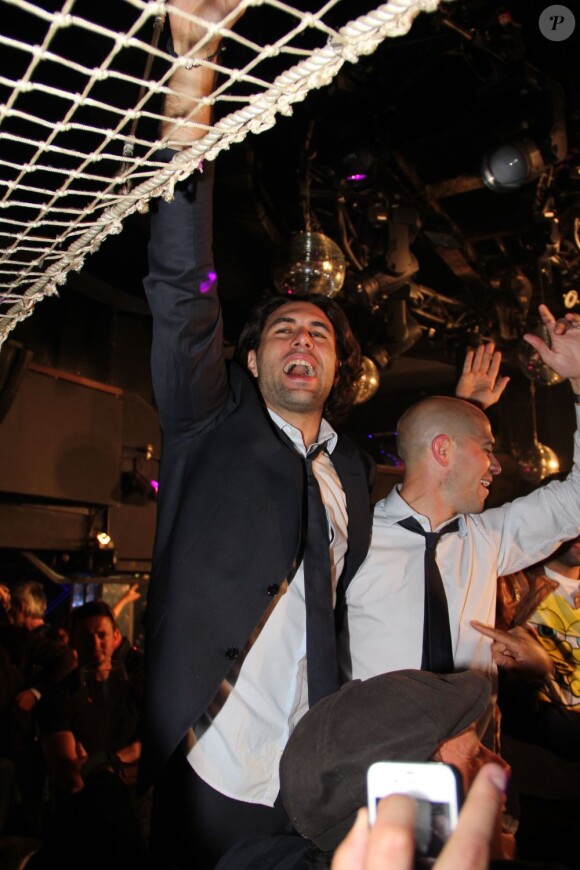 Salvatore Sirigu et Christophe Jallet fêtent le titre de champion de France du PSG lors d'une soirée disco au Queen le lundi 13 mai 2013 - Exclusif