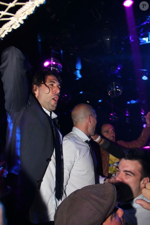 Salvatore Sirigu fête le titre de champion de France du PSG lors d'une soirée disco au Queen le lundi 13 mai 2013 - Exclusif