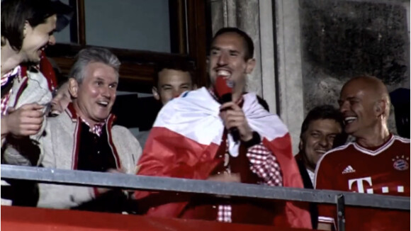 Franck Ribéry poussant la chansonnette lors des célébrations du titre de champion d'Allemagne décroché par le Bayern Munich le 11 mai 2013 à Munich