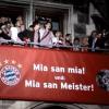 Franck Ribéry poussant la chansonnette au milieu de ses partenaires lors des célébrations du titre de champion d'Allemagne décroché par le Bayern Munich le 11 mai 2013 à Munich
