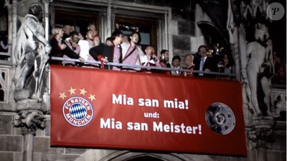 Franck Ribéry poussant la chansonnette au milieu de ses partenaires lors des célébrations du titre de champion d'Allemagne décroché par le Bayern Munich le 11 mai 2013 à Munich