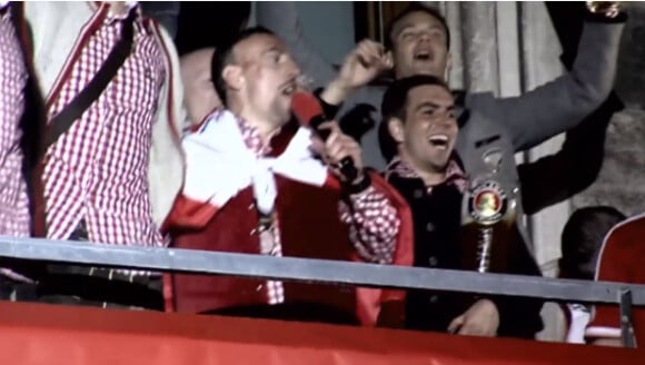 Franck Ribéry s'essaie au chant lors des célébrations du titre de champion d'Allemagne décroché par le Bayern Munich le 11 mai 2013 à Munich