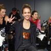 Jessica Alba participe à un cours de vélo dans une salle de Los Angeles pour l'association Baby2Baby le 14 mai 2013