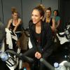 Jessica Alba, superbe et joyeuse participe à un cours de vélo dans une salle de Los Angeles pour l'association Baby2Baby le 14 mai 2013