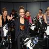 Jessica Alba participe à un cours de vélo dans une salle de Los Angeles pour l'association Baby2Baby le 14 mai 2013