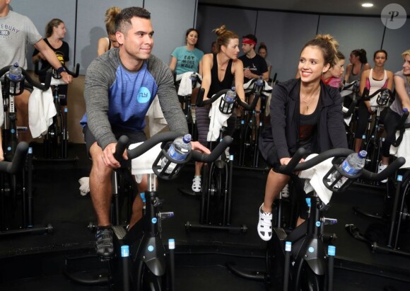 Jessica Alba et son mari Cash Warren participent à un cours de vélo dans une salle de Los Angeles pour l'association Baby2Baby le 14 mai 2013