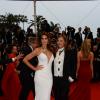 Cindy Crawford, splendide en robe blanche décolletée et Eva Cavalli pour la montée des marches du 66e Festival de Cannes. Le 15 mai 2013
