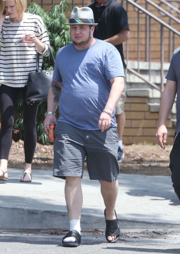 Exclusif - Chaz Bono, le fils de Cher, va déjeuner avec un ami à West Hollywood, le 28 avril 2013.
