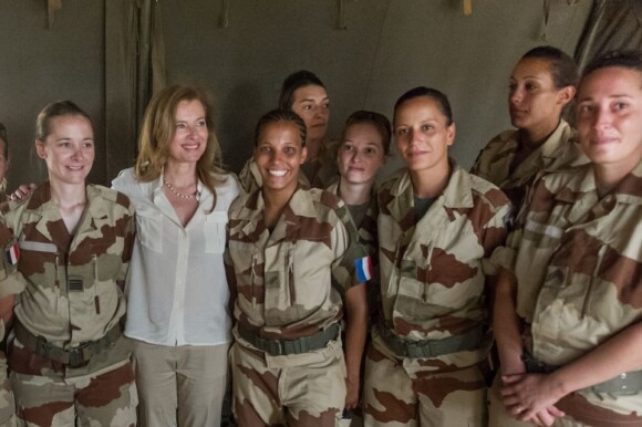 Valérie Trierweiler avec les troupes militaires françaises à Gao au Mali, le 16 mai 2013.