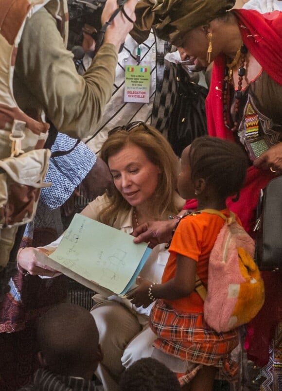 La Première dame Valérie Trierweiler en visite humanitaire à Gao au Mali, le 16 mai 2013.
