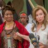Valérie Trierweiler et la Première dame du Mali Mintou Traoré à Gao le 16 mai 2013.