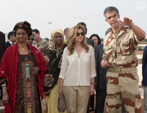 Valérie Trierweiler et la Première dame du Mali Mintou Traore avec le général de Saint-Quentin à Bamako, le 16 mai 2013.