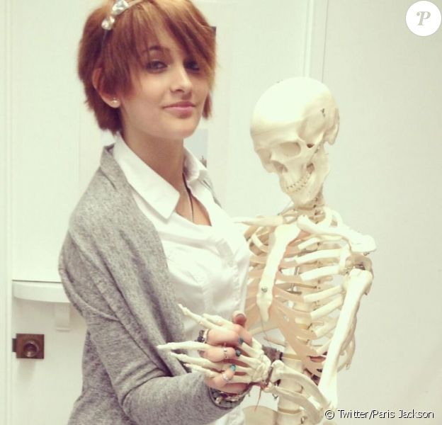 Paris Jackson pose avec un squelette de cours dans une photo postée sur son compte Twitter, le 15 mai 2013.